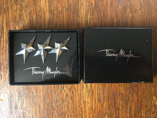 Boîte de trois pins broches étoiles de Thierry Mugler
