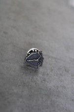 pins gothique ange noir blason