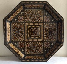 PLATEAU OCTOGONAL EN MARQUETERIE STYLE ORIENTAL POLYCHROME 28,7 CM x 28,7 CM