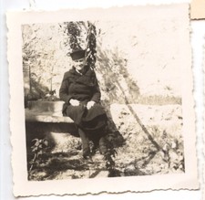 Vieille femme âgée assise -