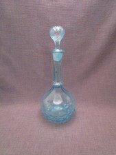 Carafe ancienne en verre moulé bleue