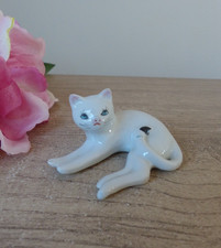 Figurine chat blanc allongé