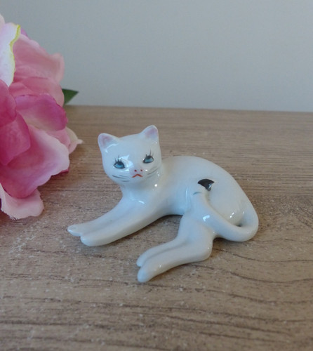 Figurine chat blanc - , allongé