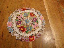 Linge ancien 1 Napperon rond en dentelle et broderies de couleurs