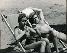 Photo de presse vintage Paola Gassman Et Ugo Meules Foin 1970 FT 35969 - tirage