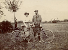 Homme, Femme et un vélo tandem, Tirage vintage, ca.1890 Homme, Femme et un vélo 