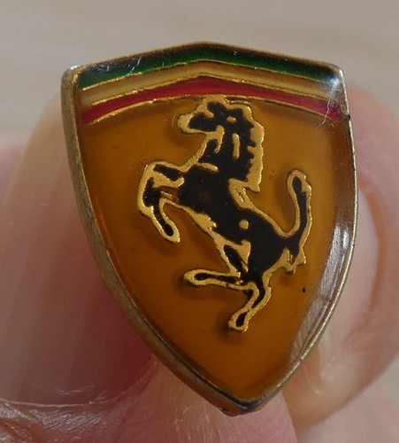 Beau petit pin sigle ferrari - pin's,
