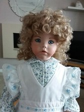 Poupée en porcelaine moderne