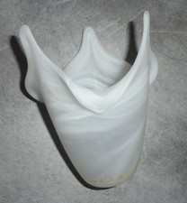 VINTAGE 1 TULIPE en VERRE ou PATE de VERRE BLANC OPAQUE STYLE FLEUR ou FLAMME