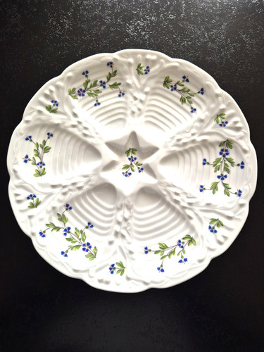 Une assiette huitres décor - une, a