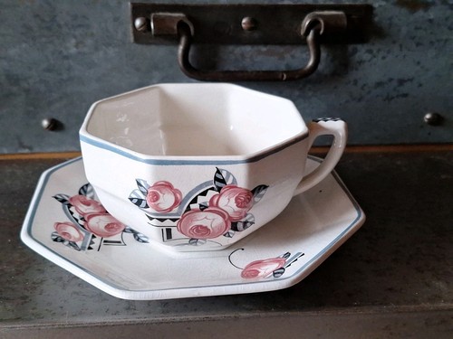 Ancienne tasse sous - tasse, a