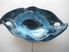 COUPE A FRUITS  EN FAIENCE FORME DE FEUILLE  TROUS COTES  STYLE VALLAURIS L 37CM