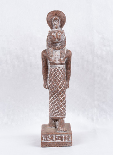 Statue lion figurine