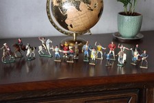 LOT 22 FIGURINES THIERRY LA