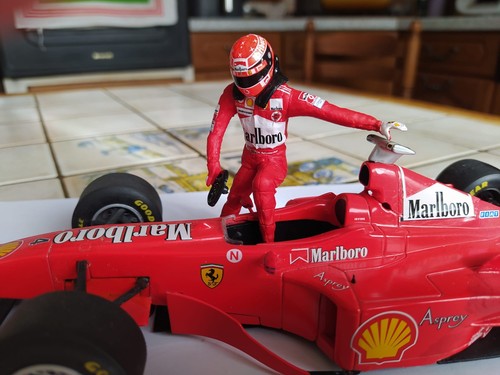 Figurine ferrari mickael - 1/18,