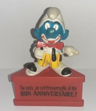 Figurine Schtroumpf Bon Anniversaire ! sur socle Schleich Peyo B-18 no Tintin 