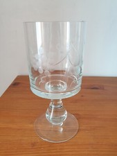 Ancien grand verre rince raisins sur pied en verre gravé décor pampres et raisin