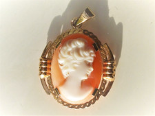 BEAU PENDENTIF ANCIEN 1960/70 en OR JAUNE 18K 750/1000° avec CAMEE COQUILLE