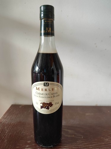 Bouteille crème cassis - de,