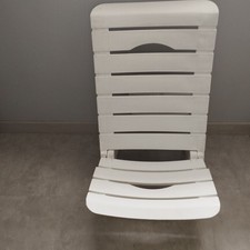 CHAISE PLIANTE DE PLAGE EN PLASTIQUE BLANCHE