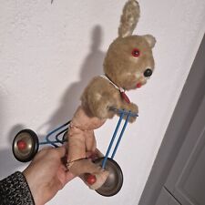 PINTEL peluche lapin au tricycle avec sa médaille caoutchouc