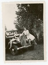 PHOTO photographie Snapshot, une femme & une fille sur capot voiture ancienne