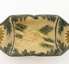 Plat à asperges en barbotine Wasmuël 1880 – Faïence belge décor en relief