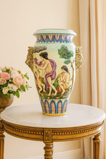 Grand vase Capodimonte signé, angelots et têtes de lion – Italie 58 cm
