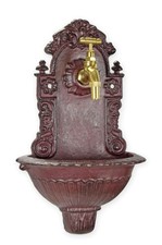 Une fontaine murale en fonte