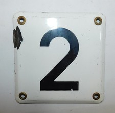 ANCIENNE PLAQUE ÉMAILLÉE . NUMÉRO DE RUE . 2 . 12x12 cm .ENAMELLED STREET NUMBER