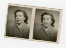 2 PHOTO d'identité 1950, une jeune femme manteau regard de côté étrange