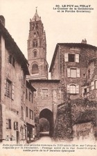 Der Puy-En-Velay - der Glockenturm Der Kathedrale und Die Portalvorbau
