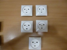 1 PRISE ELECTRIQUE 20A LEGRAND ANCIENNE PLASTIQUE  EN TRÈS BON ETAT neuve