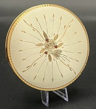 Poudrier Made in France en laiton doré décor floral et billes rouges vintage