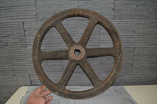 Belle roue fonte marquée - en,