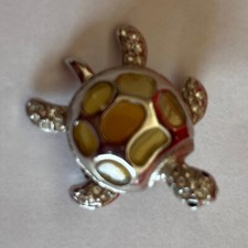 BROCHE "TORTUE"/ METAL/ OXYDES LUMINEUX/ VERRE/ XXI