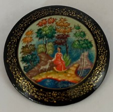 BROCHE EN BOIS/ ILLUSTREE/