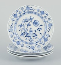 Meissen, Germany. Lot de quatre assiettes en porcelaine à motifs oignon bleu.