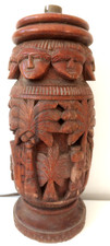 Grand Pied de lampe bois sculpté avec scène de vie en relief .