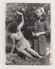 Deux jeunes femmes assez