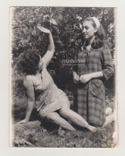 Deux jeunes femmes assez