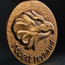 Applique poinçon tête d'aigle Robert Reynaud fond texturé laiton plaqué or