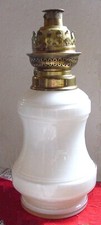 LAMPE ANCIENNE A PETROLE EN OPALINE BLANCHE