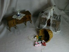 9 pièces Chambre bébé  BERCEAU BAHUT PANIERE + JOUETS  VASE Napperon