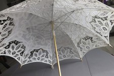 ombrelle en broderie blanche