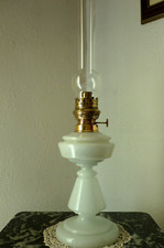 LAMPE  A  PETROLE  DE  TABLE  ANCIENNE  et  SPLENDIDE. EPOQUE FIN DU XIX °