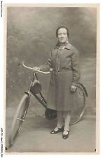 AOEP11-0969-SPORT - UNE FEMME ET UN VELO