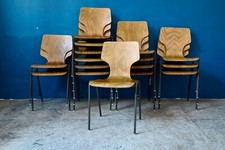 Important lot de 20 chaises marteau au design vintage scandinaves en bois et mé