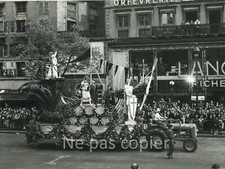 PARIS 1953 boulevard des Italiens Char fleuri photo 17 x 23 cm