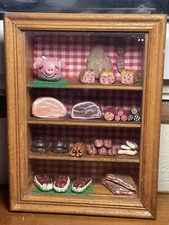 Mobilier De Poupée Armoire Vitrine De Cuisine En Bois 1950´s Avec Cochonnailles